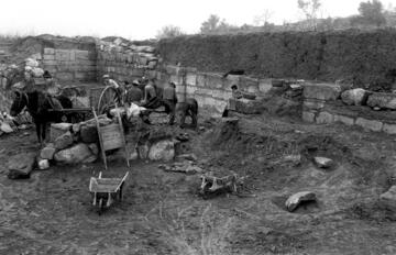 Excavadors en les primeres intervencions al Puig de Sant Andreu